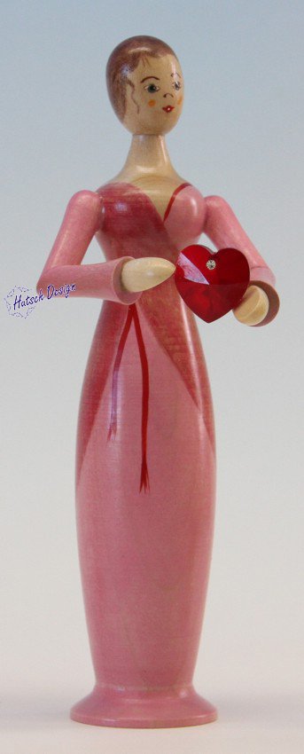 Tugendfigur Liebe mit Kristallherz farbig lasiert und bemalt
