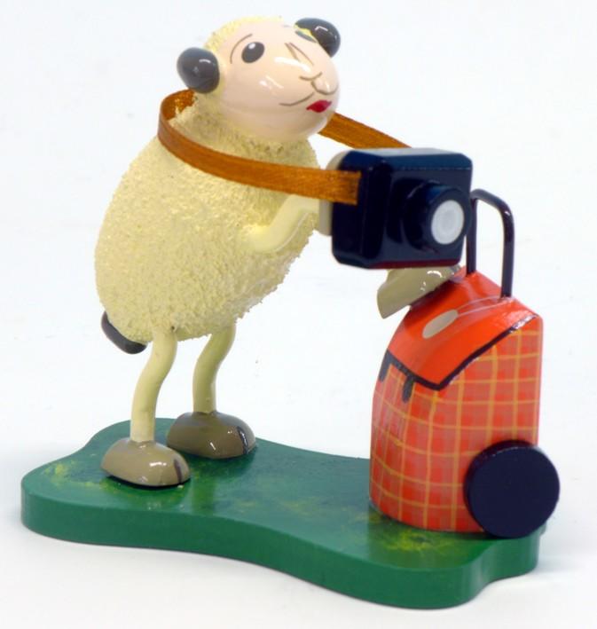 Schaf Touri mit Koffer und Fotoapparat