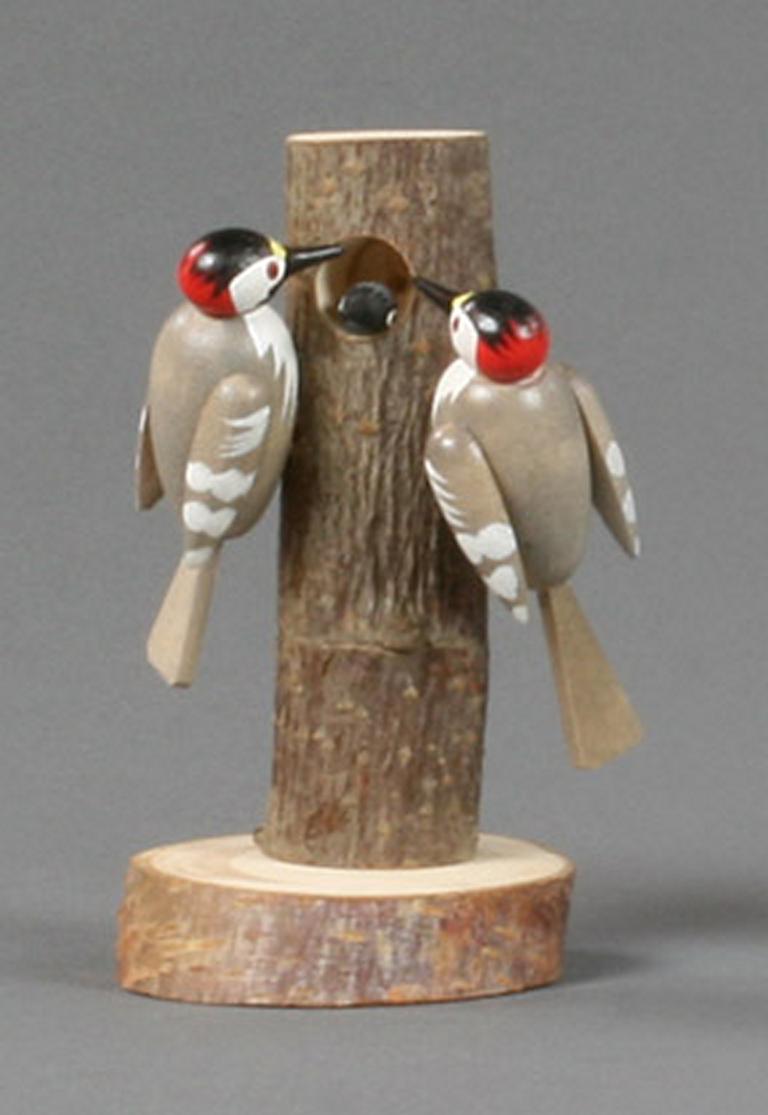 Stamm mit Buntspechtfamilie 8cm Stamm mit Buntspechtfamilie 8cm