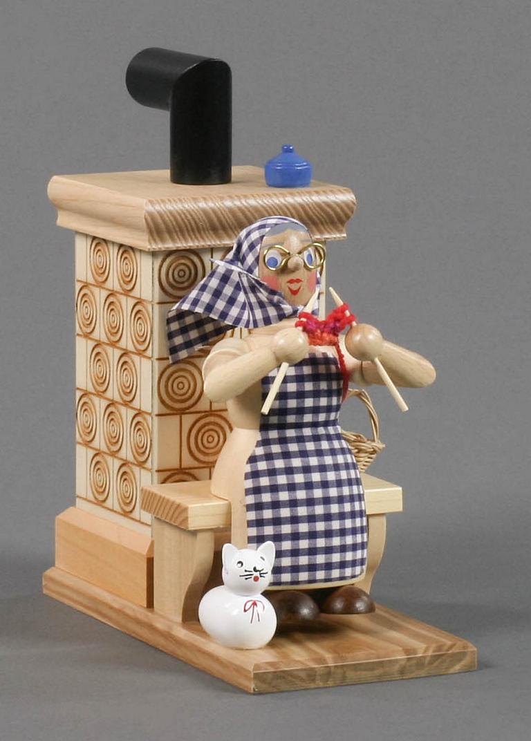 Räucherofen mit Oma auf der Ofenbank