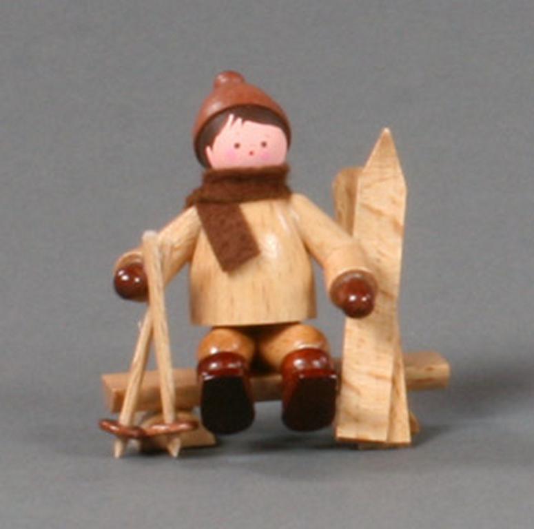 Skifahrer auf Bank natur