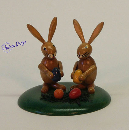 Osterhasen auf Sockel