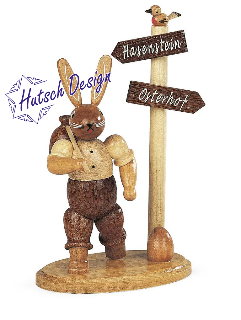 Hase Wanderer am Wegweiser