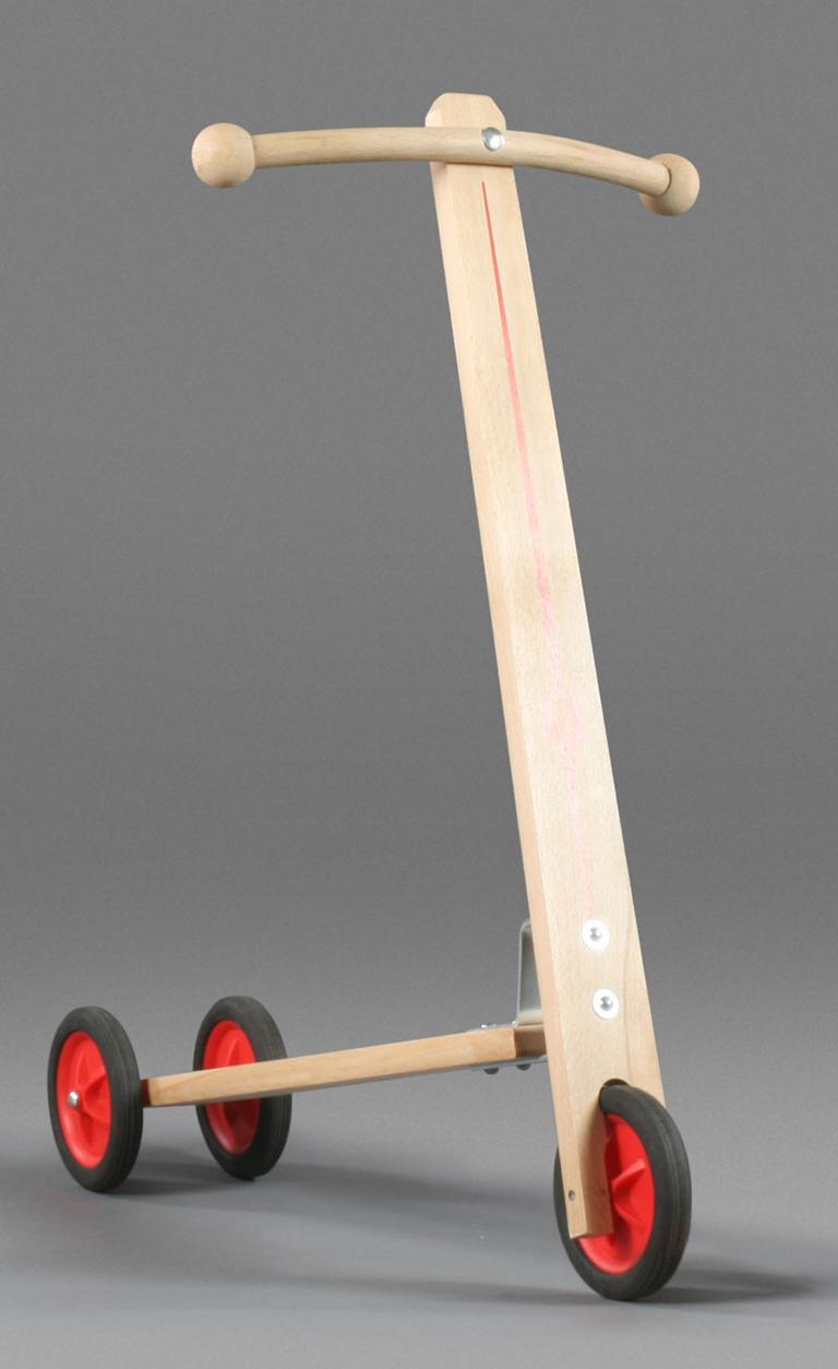 Roller mit 3 Kunststoffrädern Roller mit 3 Kunststoffrädern