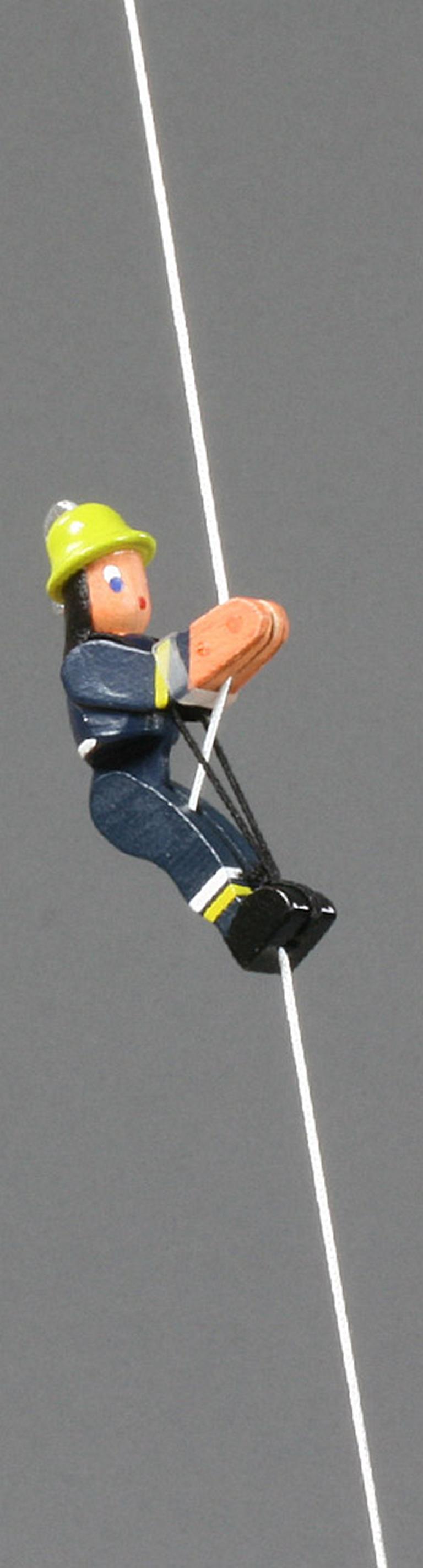 Kletterfigur Feuerwehrmann in neuzeitlicher Uniform