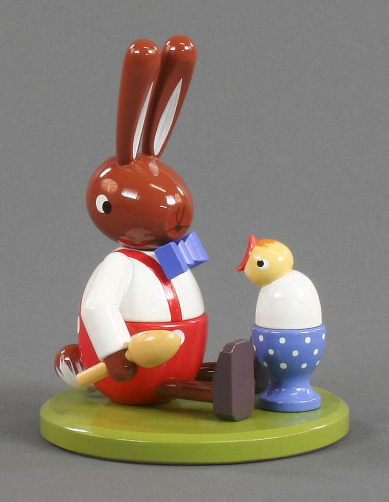 Hase sitzend mit Eierbecher groß