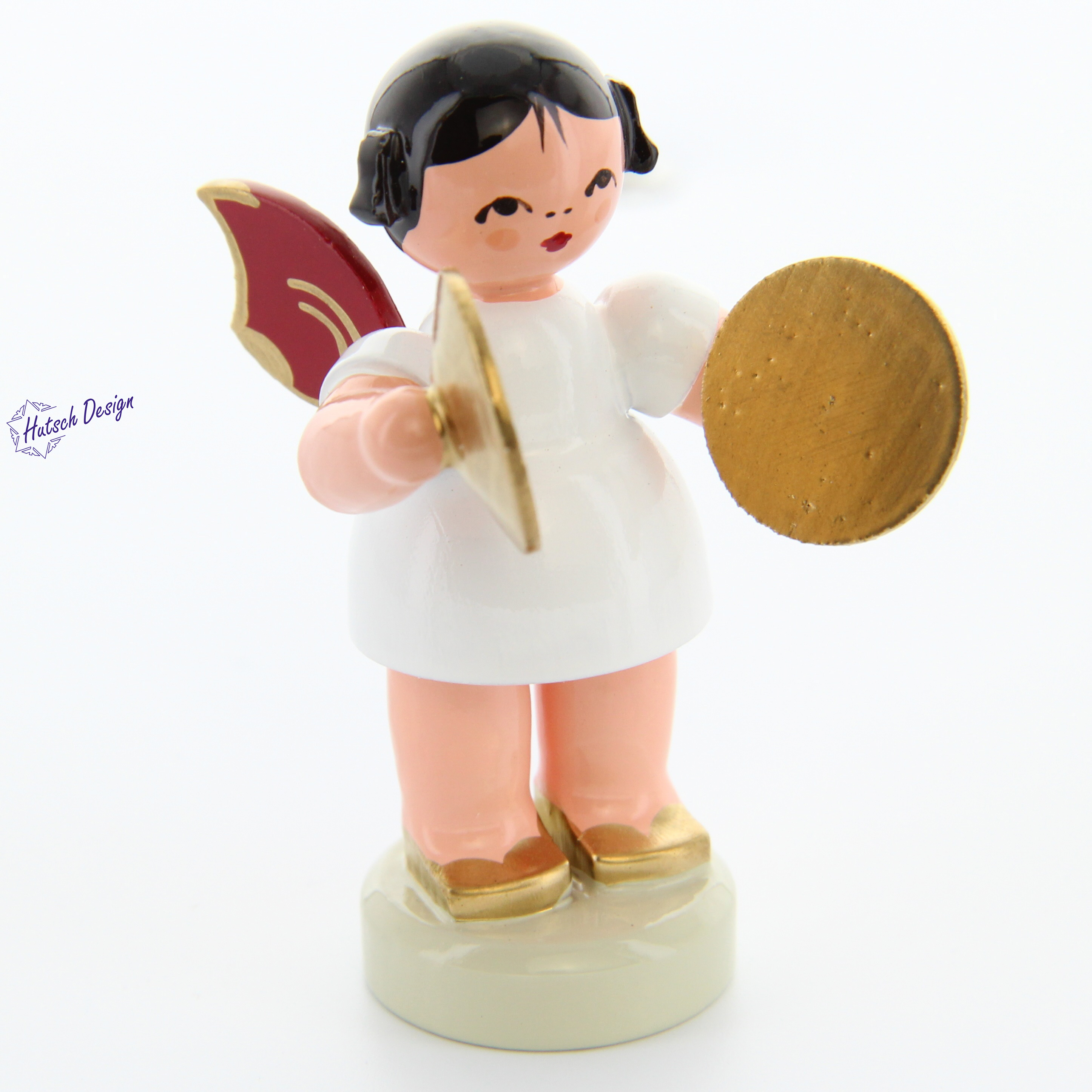 Engel stehend mit Becken, rote Flügel