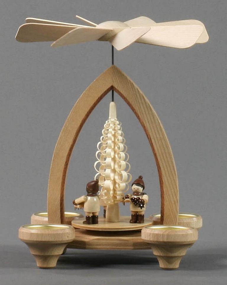 Pyramide mit Striezelkindern, für Teelichte