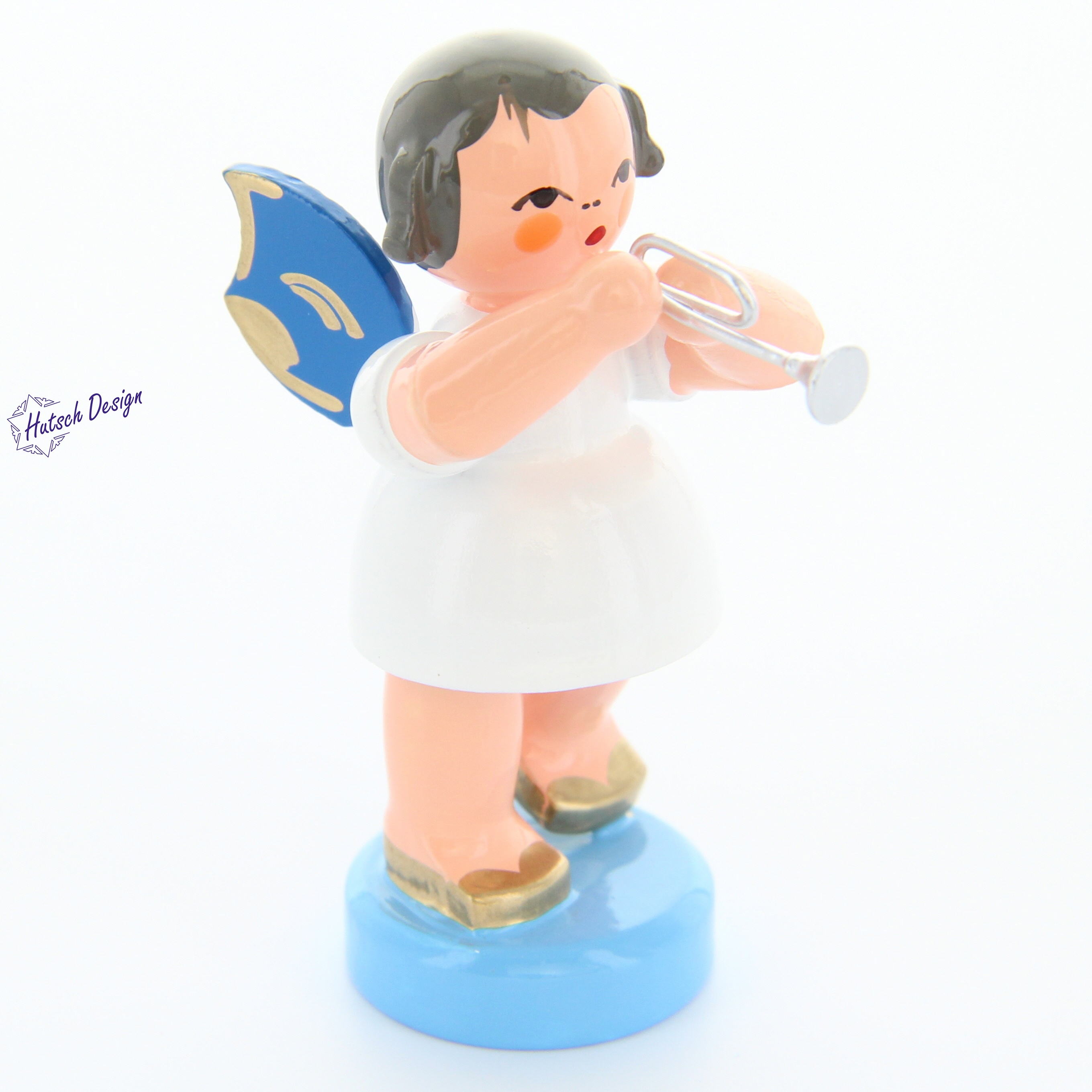 Engel stehend mit Piccolotrompete, blaue Flügel