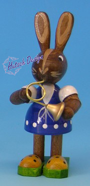 Osterhasenmädchen mit Waldhorn