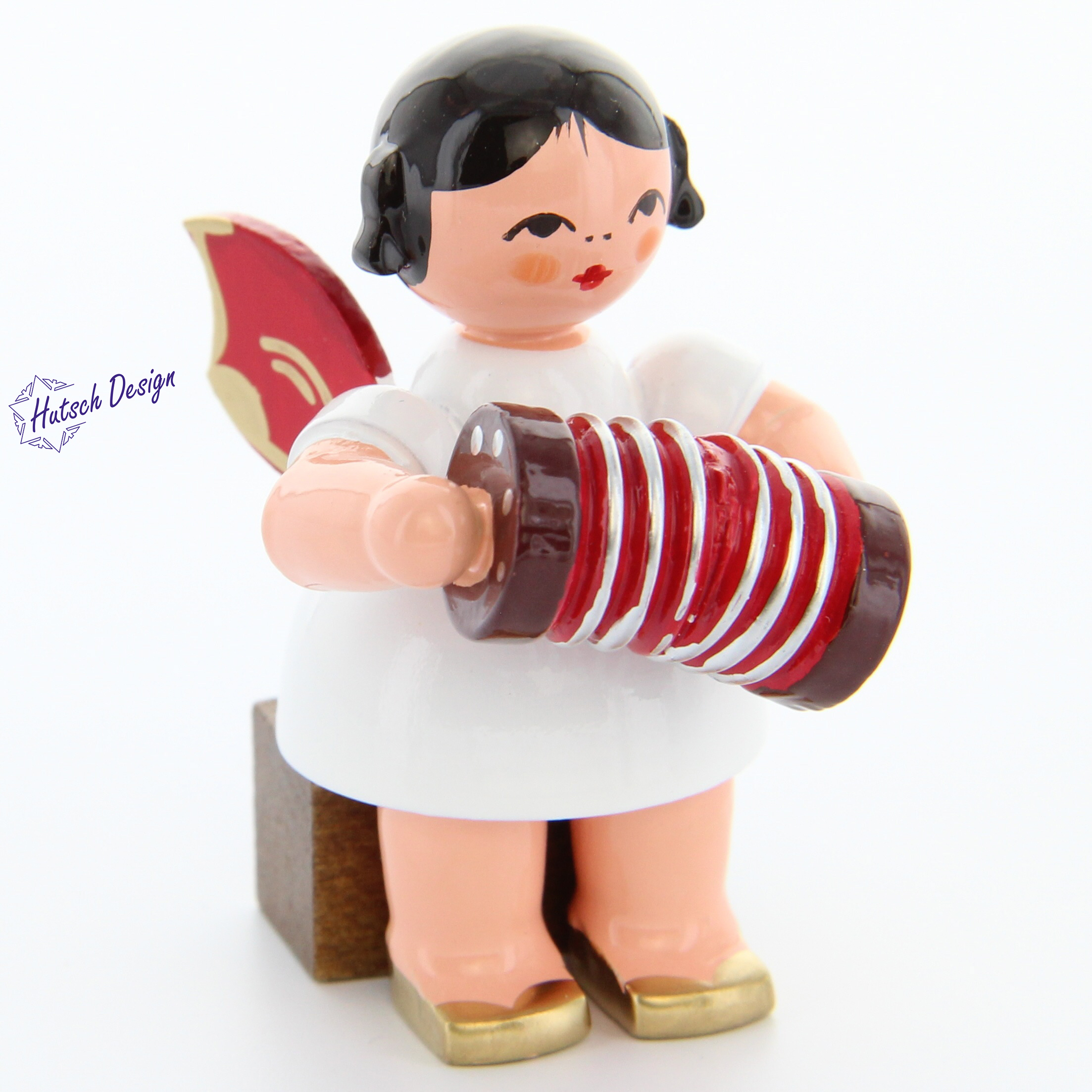 Engel sitzend mit Konzertina, rote Flügel