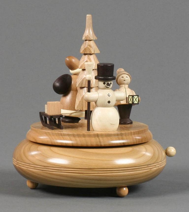 Spieldose mit Schneemann, Weihnachtsmann, Schlitten und Kind Melodie: Am Weihnachtsbaum