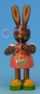 Osterhasenmädchen mit Trompete