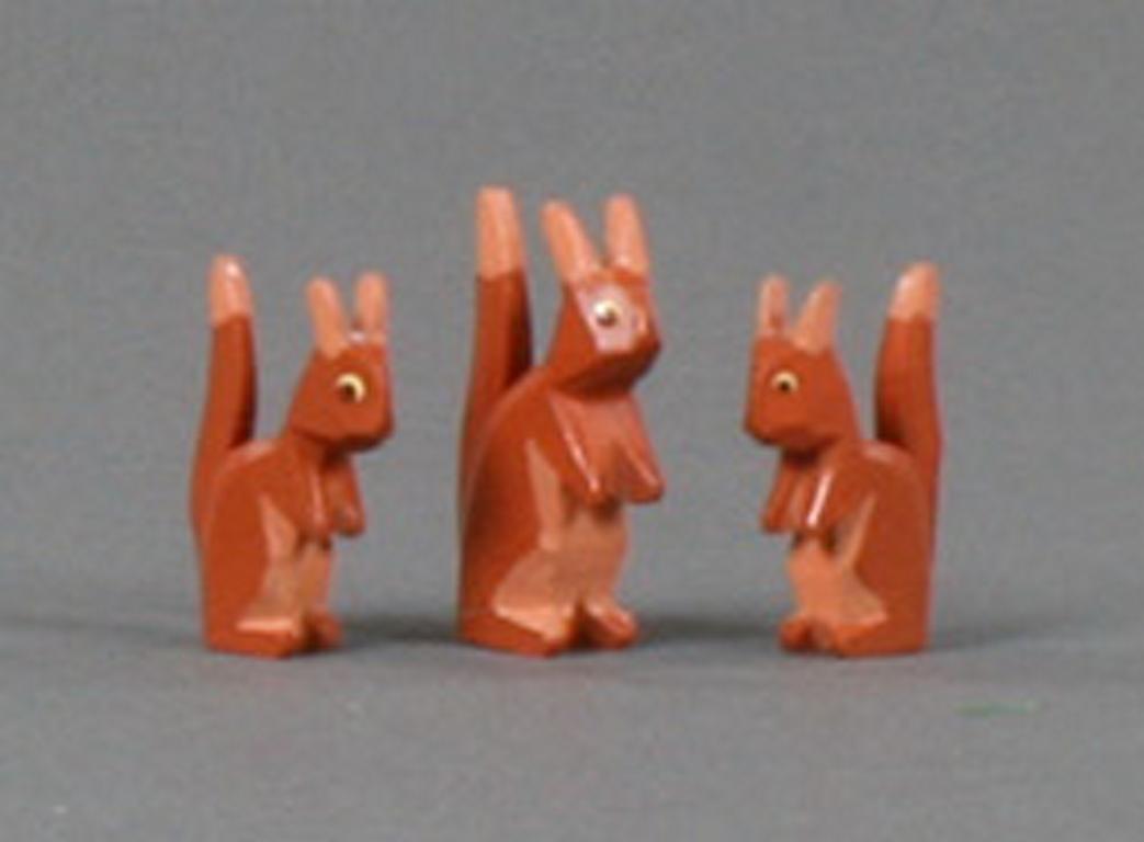 Eichhörnchenfamilie in Spandose (3)