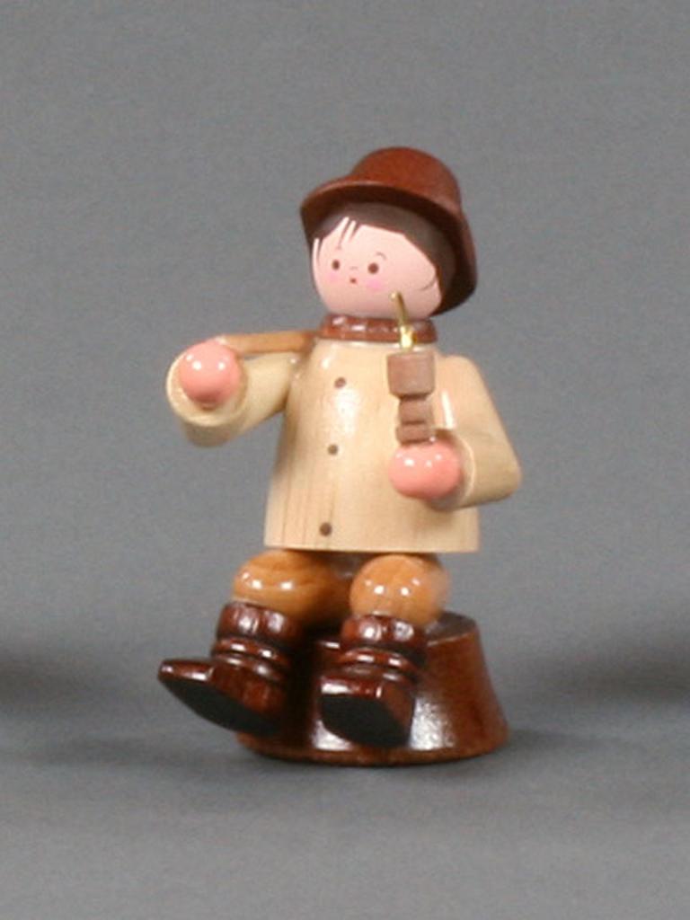 Waldarbeiter sitzend auf Stamm natur