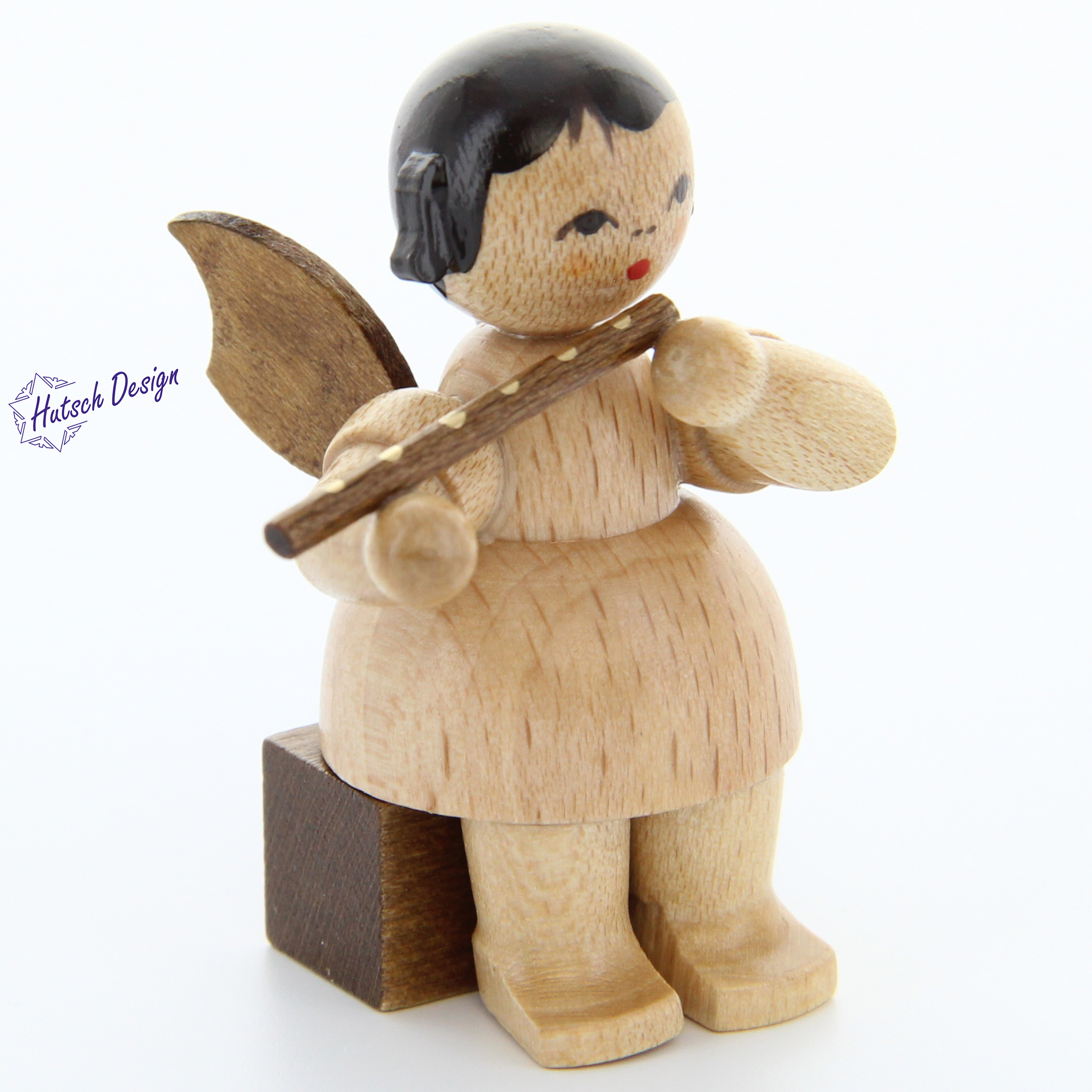 Engel sitzend mit Querflöte, natur