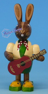 Osterhasenjunge mit Gitarre