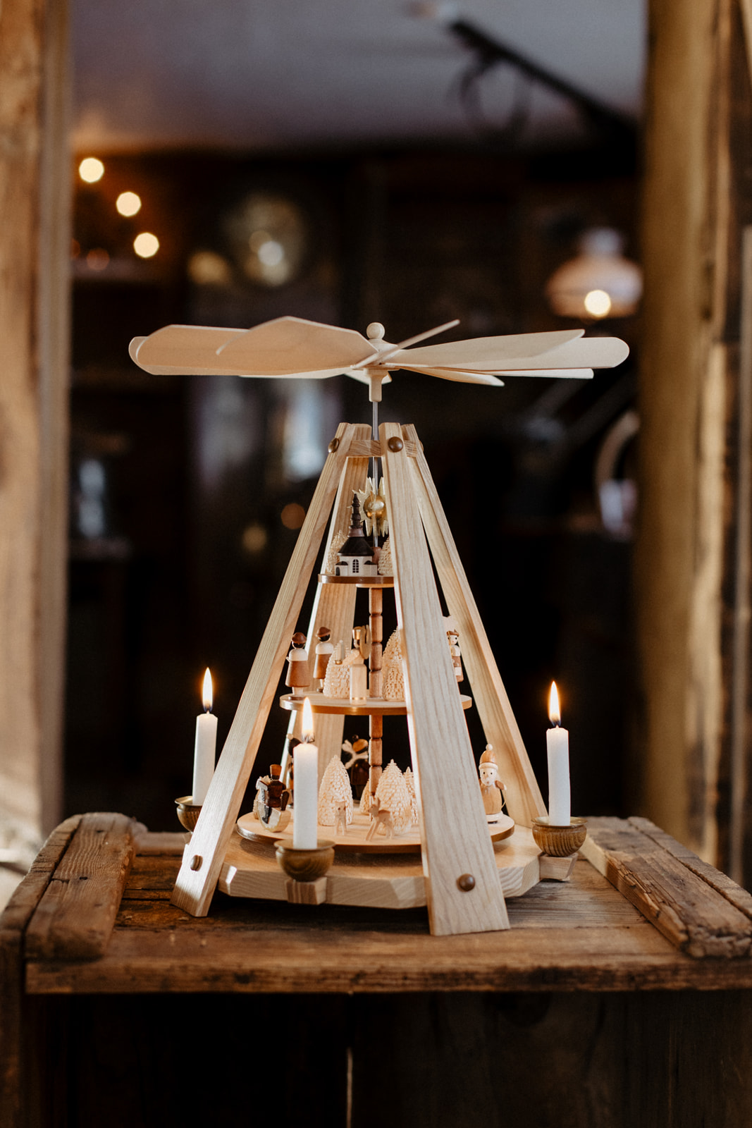 Pyramide mit Seiffener Motiv, gebürstet, natur