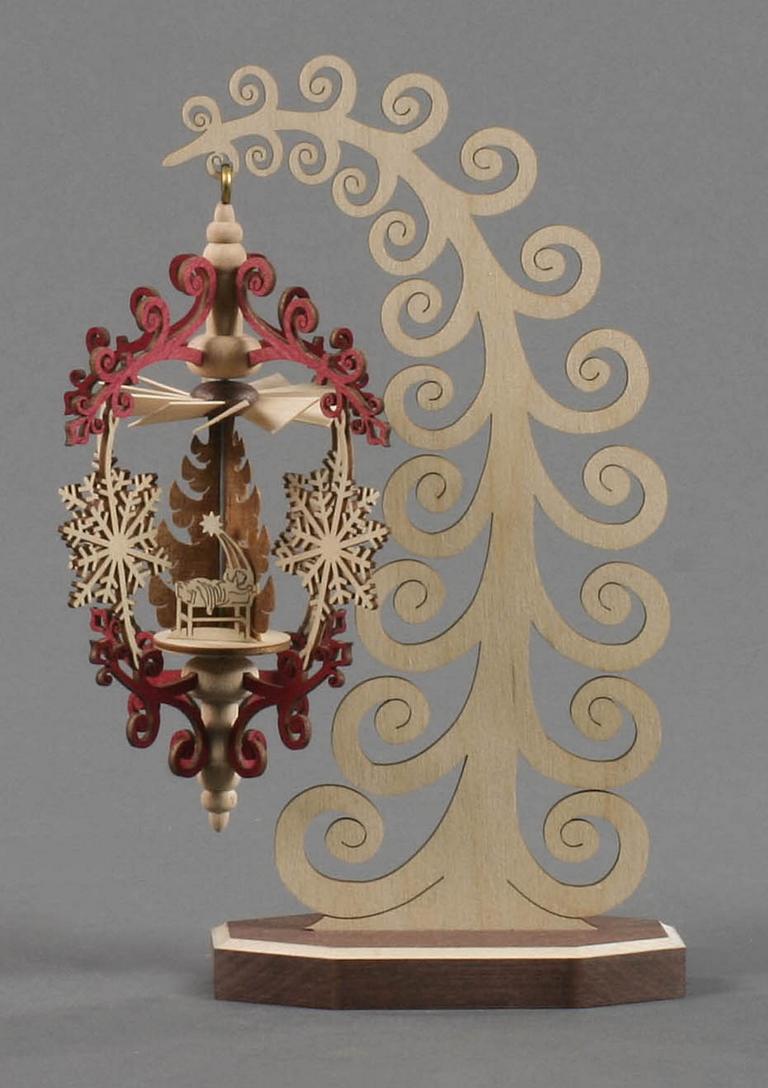 Wärmespiel mit Engeln und Christi Geburt hängend am Ständer