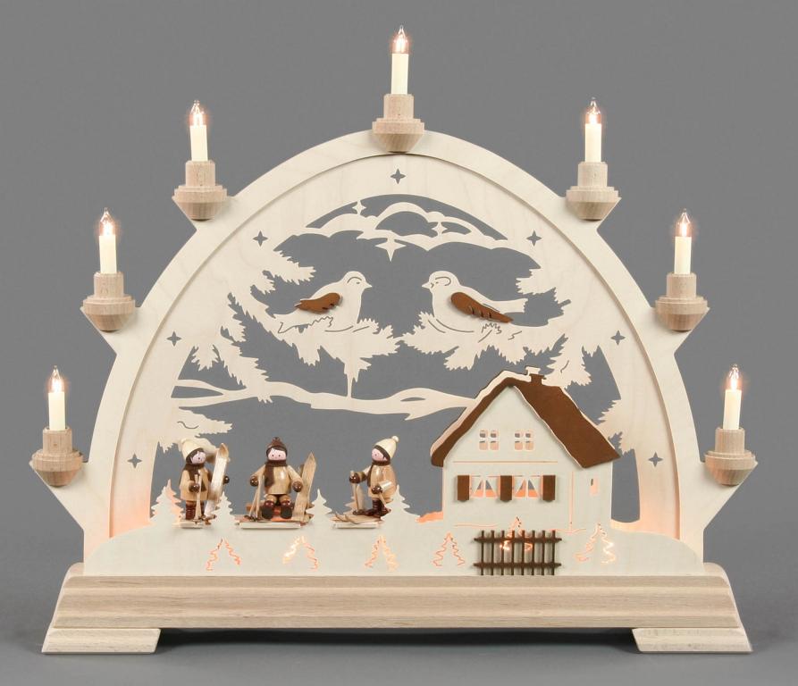 Rundbogen mit Skifahrern, elektrisch beleuchtet