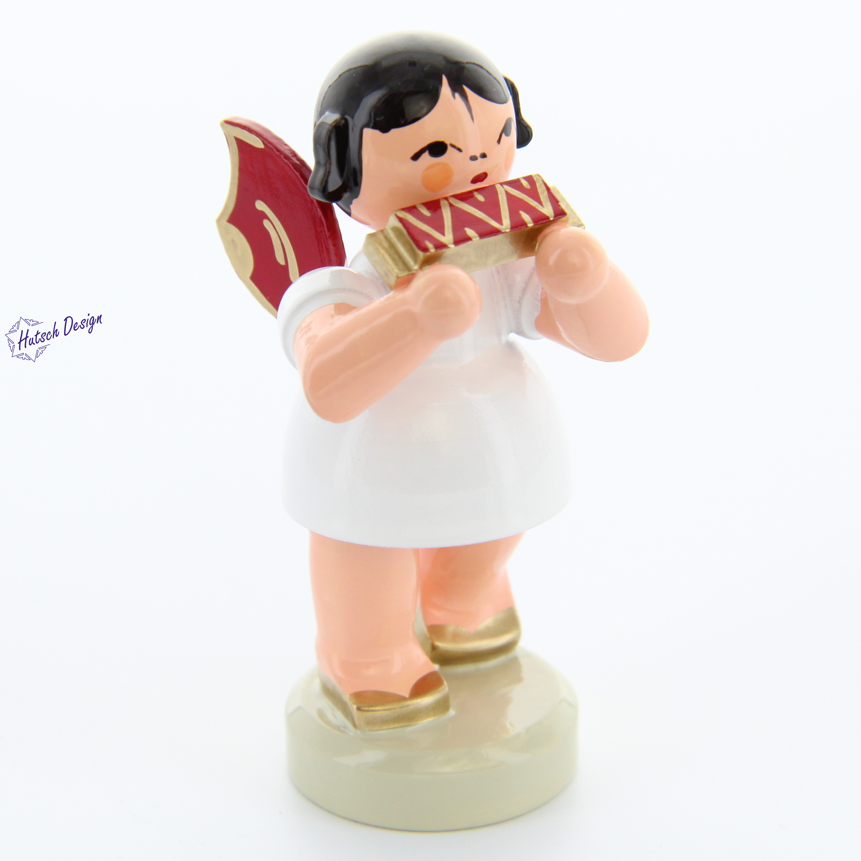 Engel stehend mit Mundharmonika, rote Flügel