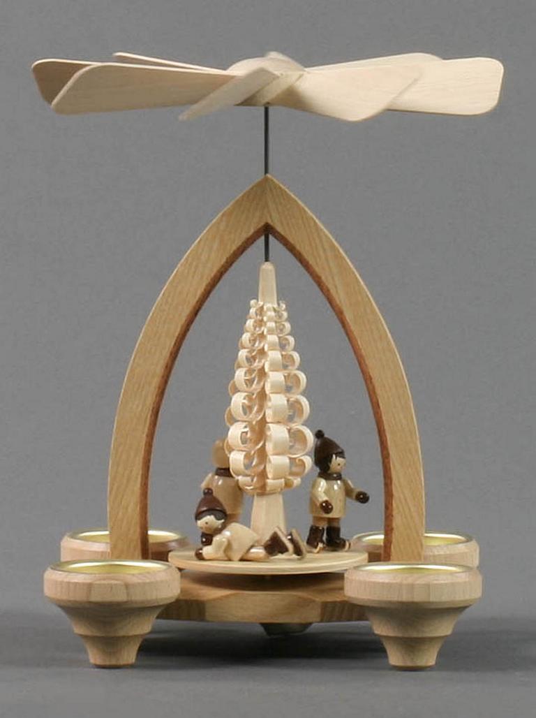 Pyramide mit Eisläufern, für Teelichte