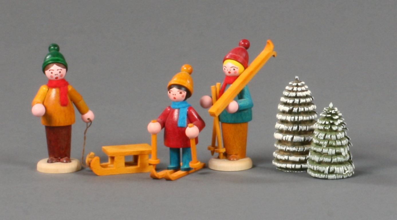 Wintersportler farbig lasiert mit Bäumen (5)