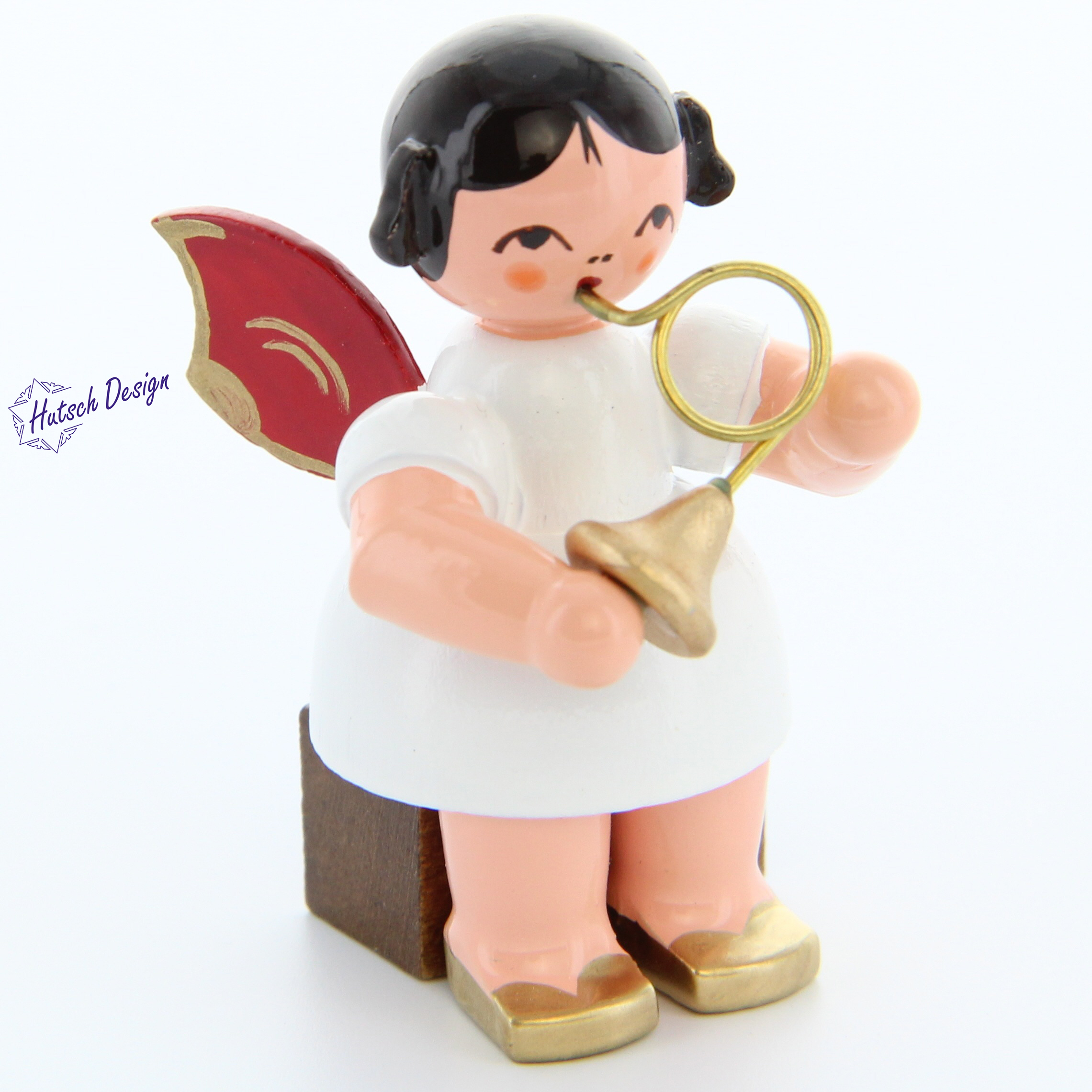 Engel sitzend mit Waldhorn, rote Flügel