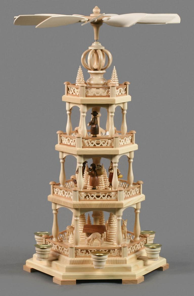 Pyramide mit Waldfiguren, 3-stöckig, für Kerzen d14mm Pyramide mit Waldfiguren, 3-stöckig, für Kerzen d14mm