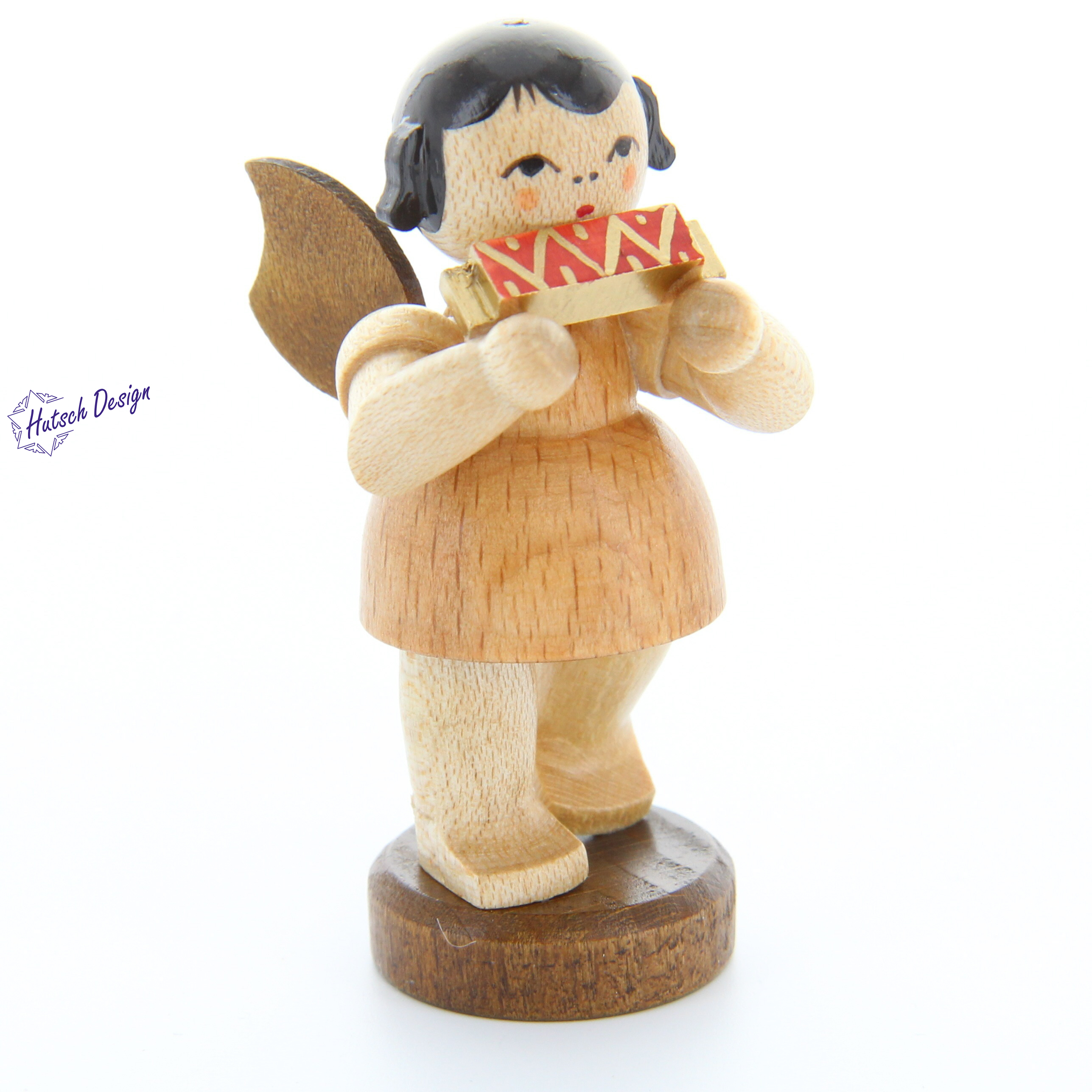 Engel stehend mit Mundharmonika, natur