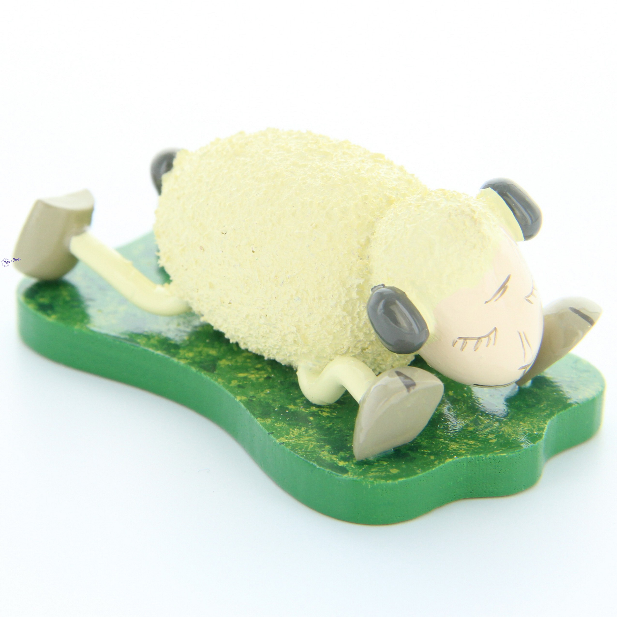 Schaf Schlaffi, liegend auf Bauch