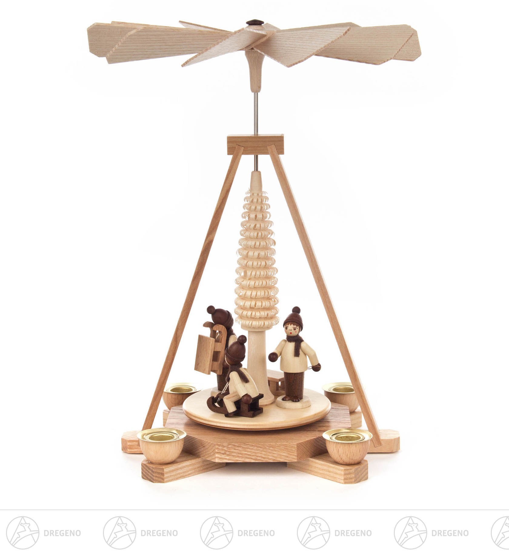 Pyramide mit Schlittenkindern natur