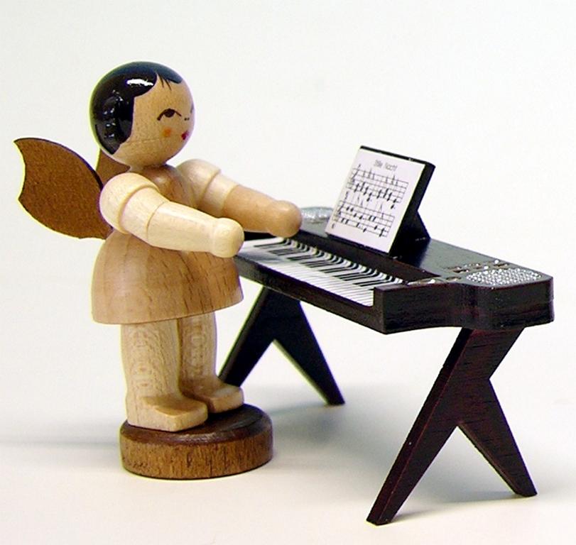Engel stehend am Keyboard, natur
