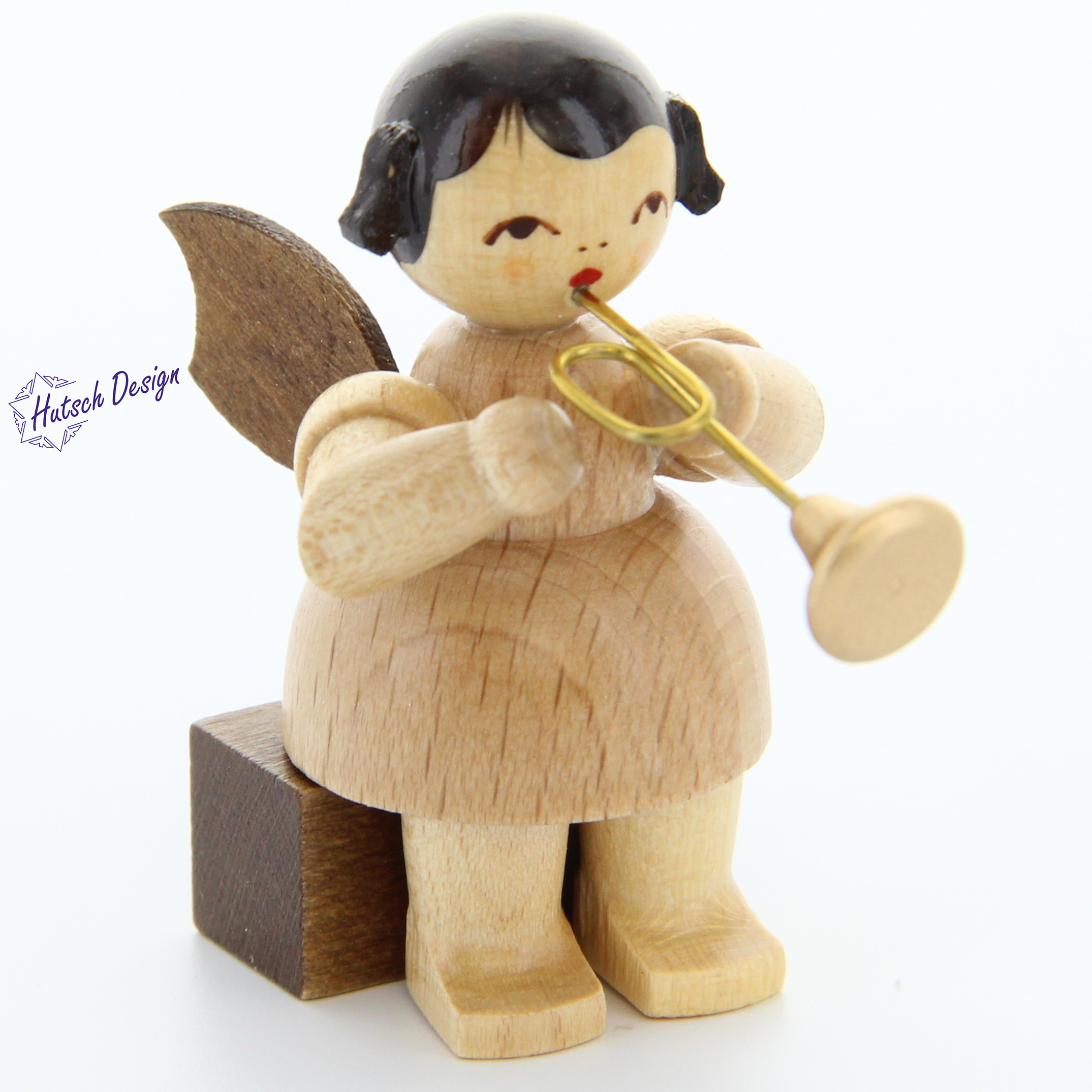 Engel sitzend mit Trompete, natur