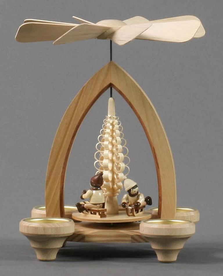 Pyramide mit Winterkindern, für Teelichte