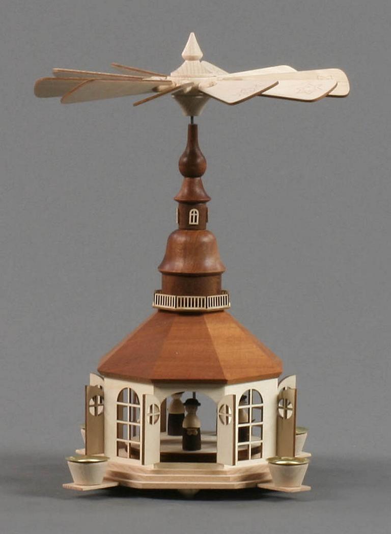 Pyramide mit Seiffener Kirche und Kurrende, für Kerzen d14mm