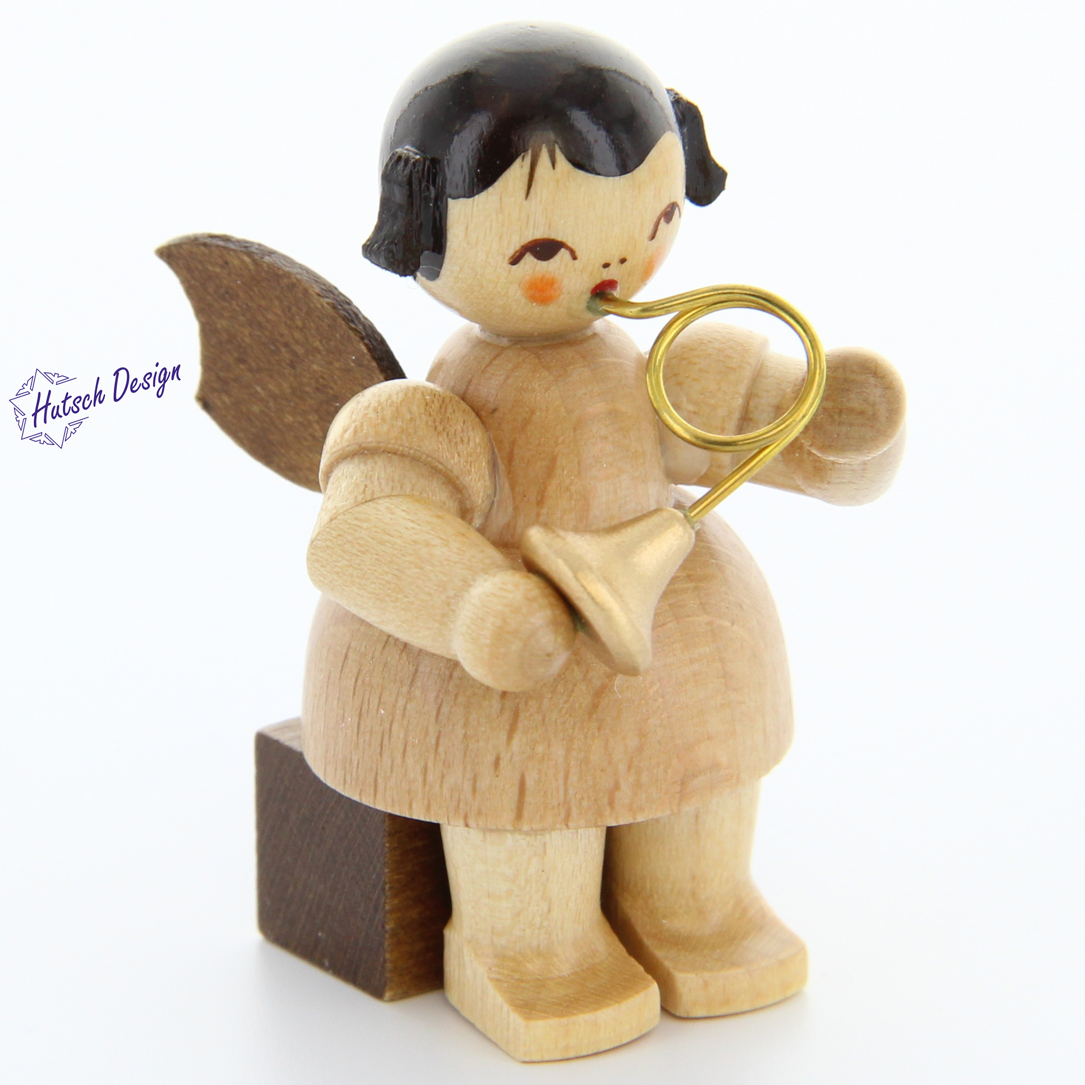 Engel sitzend mit Waldhorn, natur