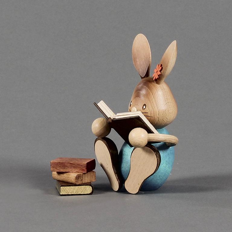 Hase Stupsi mit Büchern