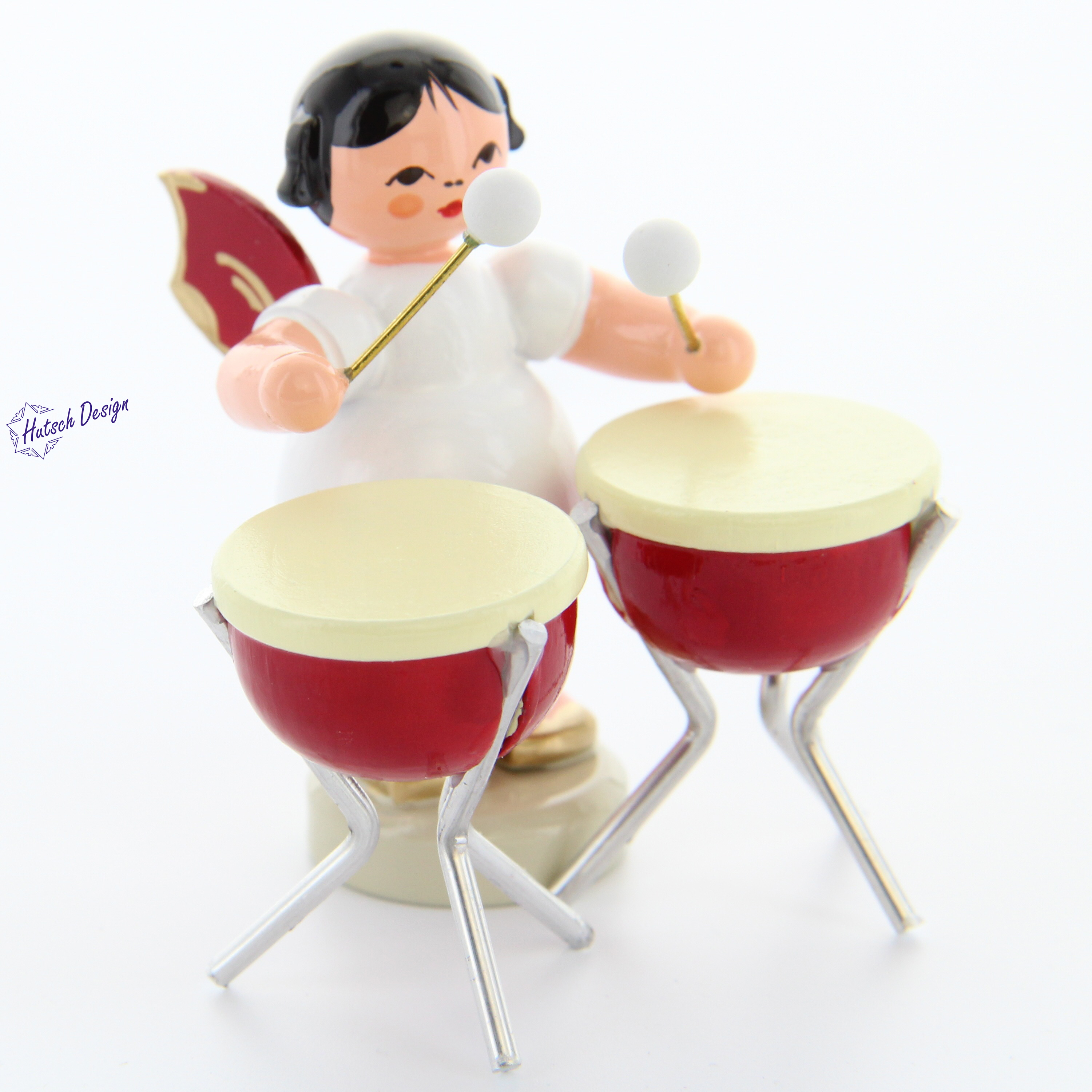 Engel stehend mit 2 Kesselpauken, rote Flügel