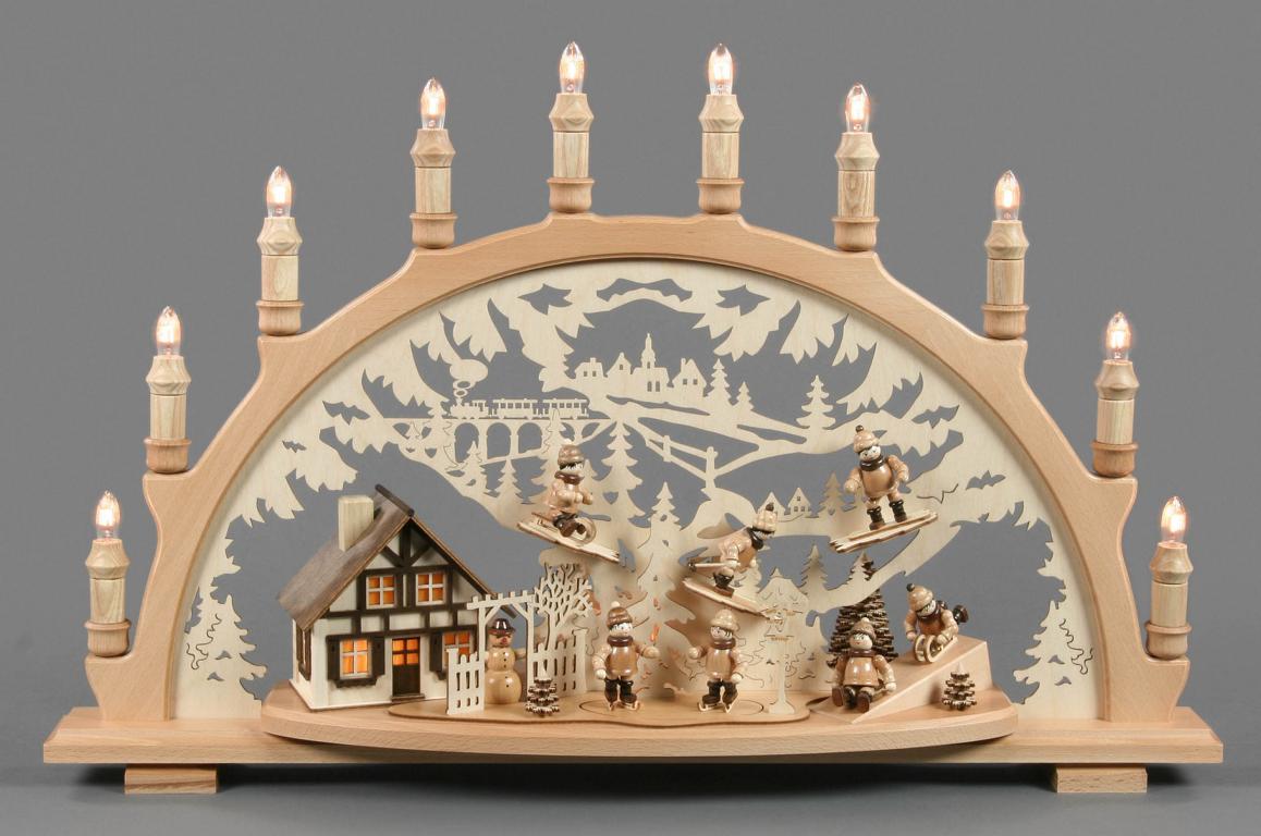 Schwibbogen mit Haus und Wintersportlern, elektrisch beleuchtet, innenbeleuchtetes Gebäude Schwibbogen mit Haus und Wintersportlern, elektrisch beleuchtet, innenbeleuchtetes Gebäude