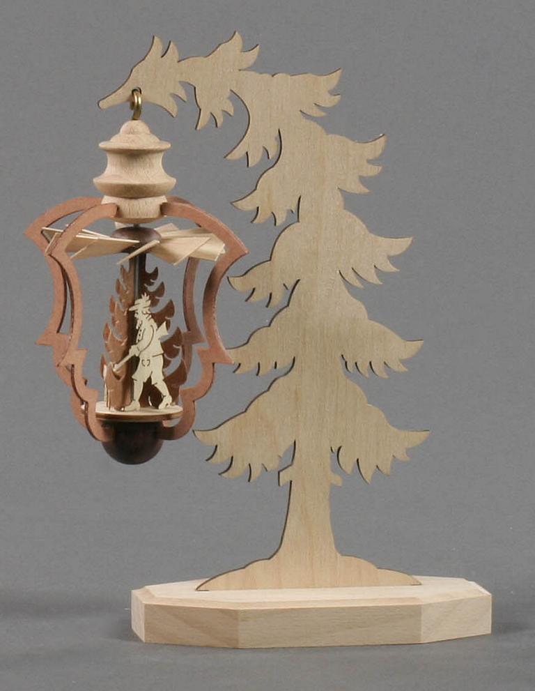 Wärmespiel mit Waldfiguren hängend am Ständer