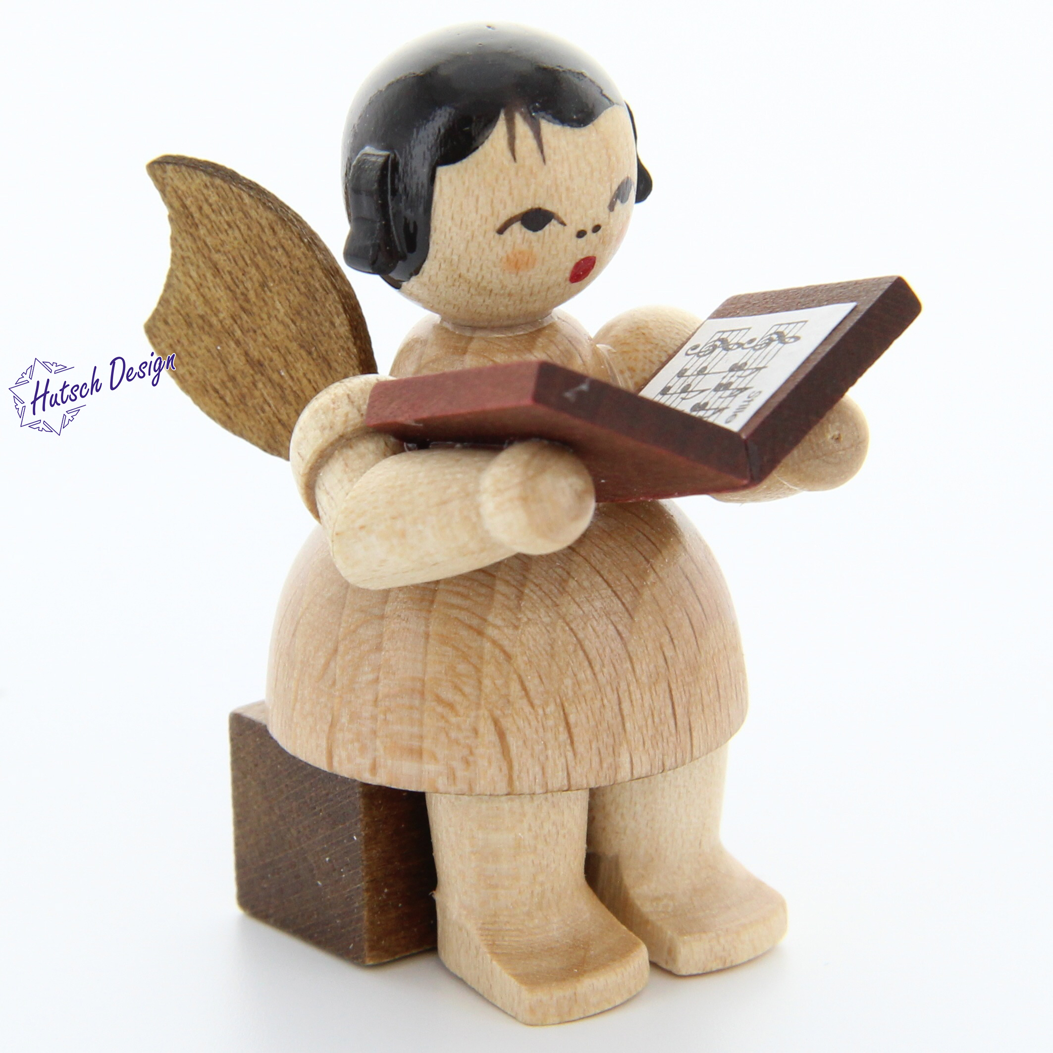 Engel sitzend mit Buch, natur