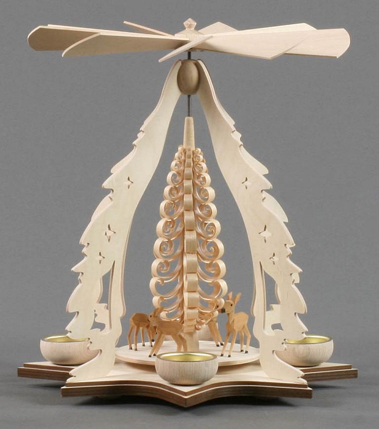 Pyramide mit Rehen, für Teelichte