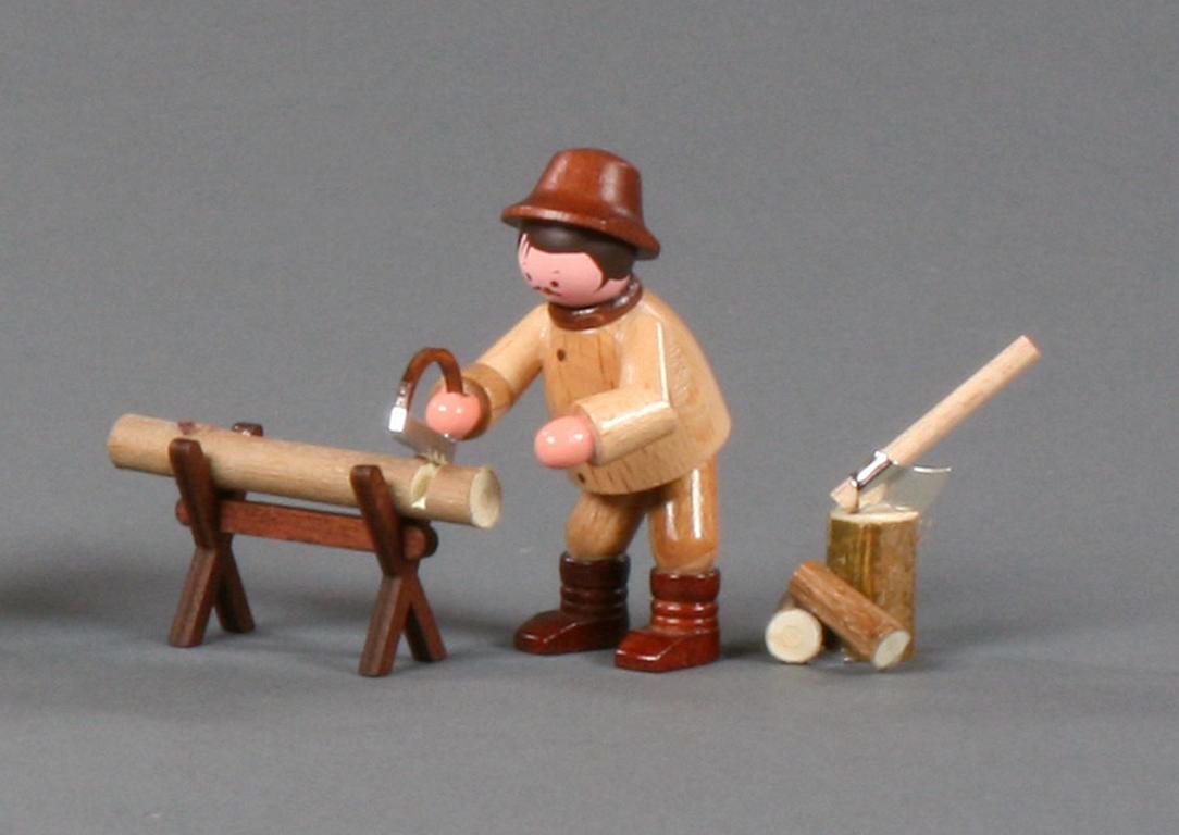 Waldarbeiter beim Sägen natur (3)