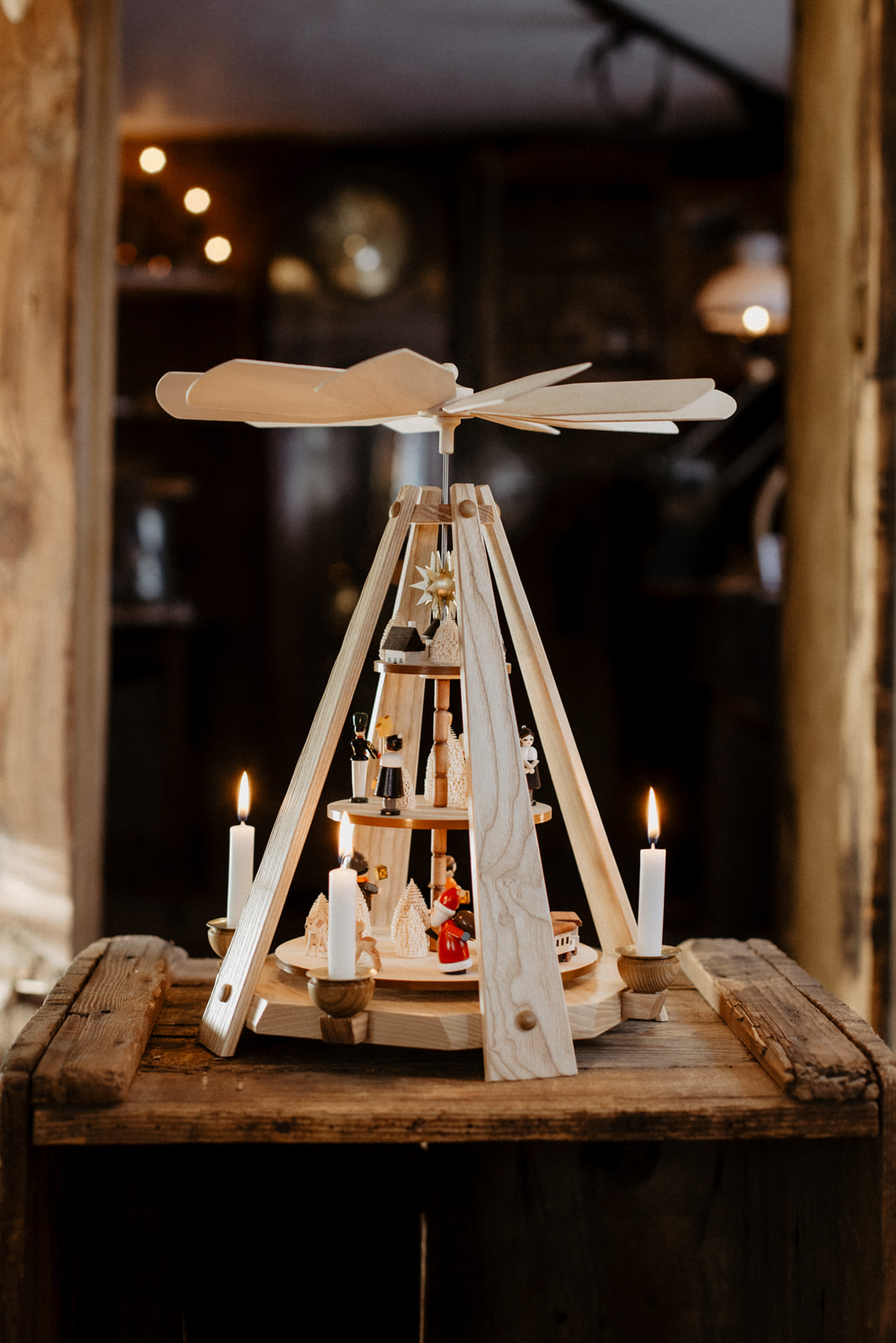 Pyramide mit Seiffener Motiv, gebürstet, bunt