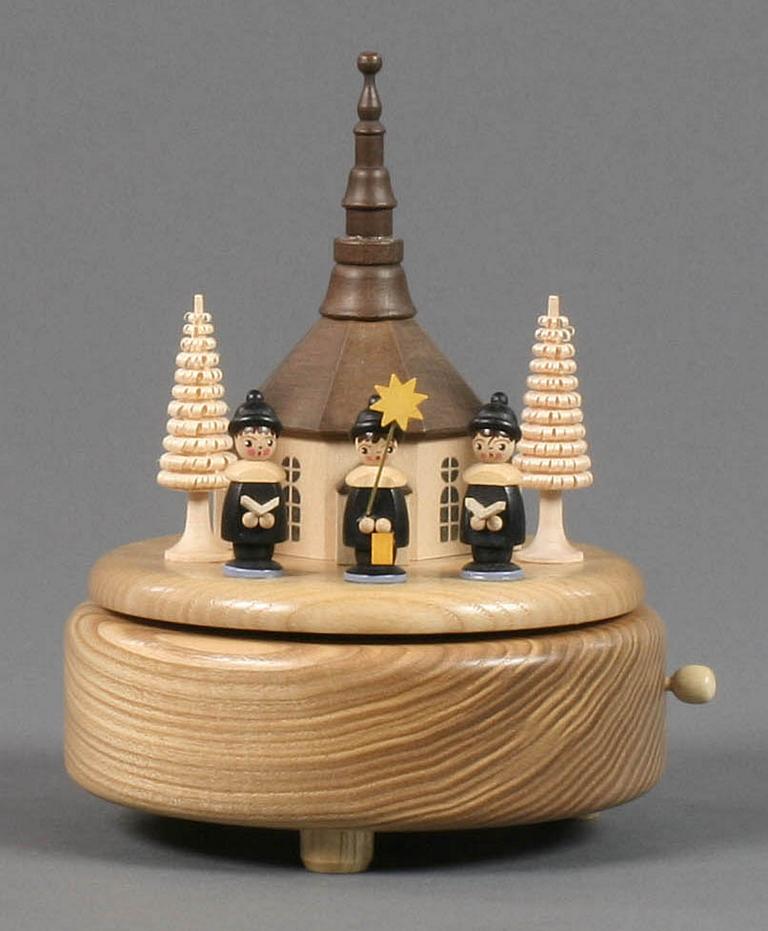 Spieldose mit Seiffener Kirche und Kurrende, Figuren schwarz Melodie: Süsser die Glocken...