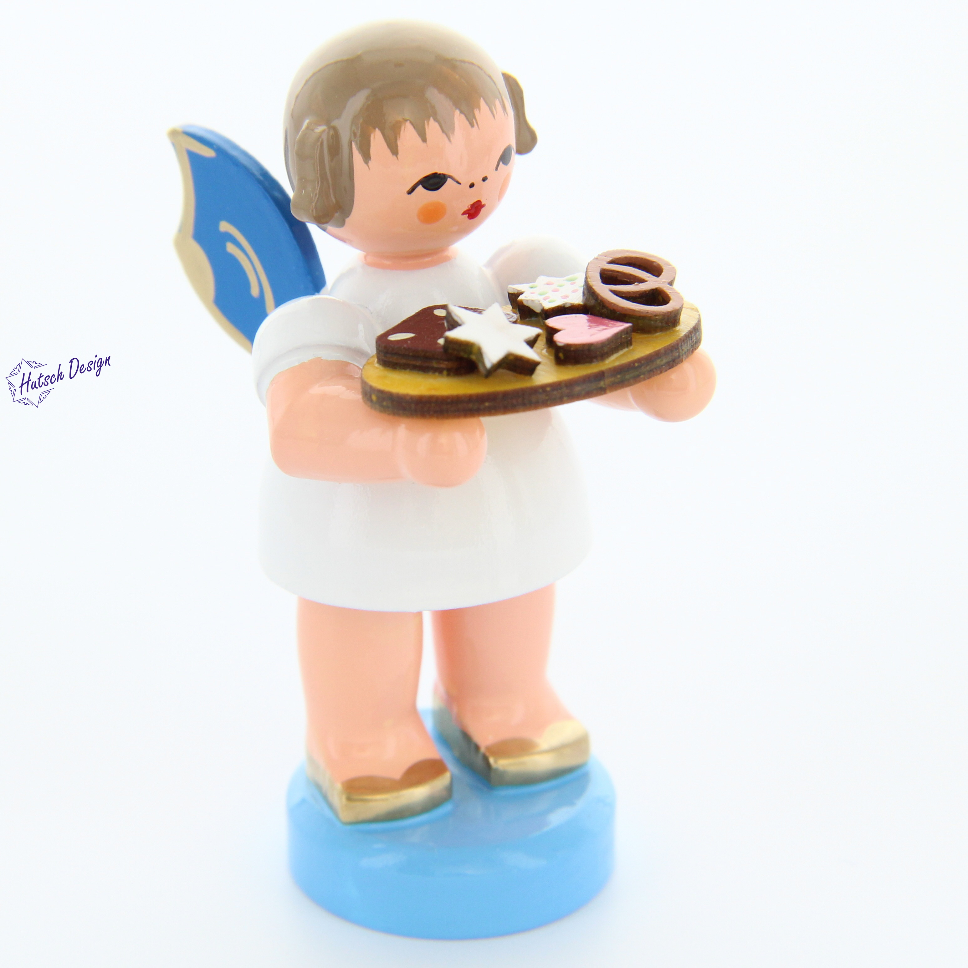 Engel stehend mit Lebkuchenblech, blaue Flügel