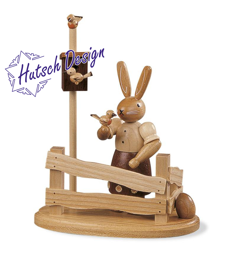 Hasenfrau am Gartenzaun